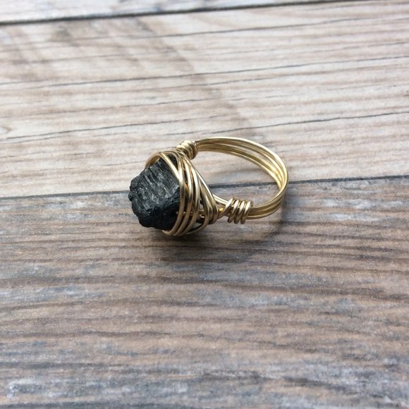 Raw Black Tourmaline ring, 14k gold filled, Black gemstone ring - Picture 3 of 6